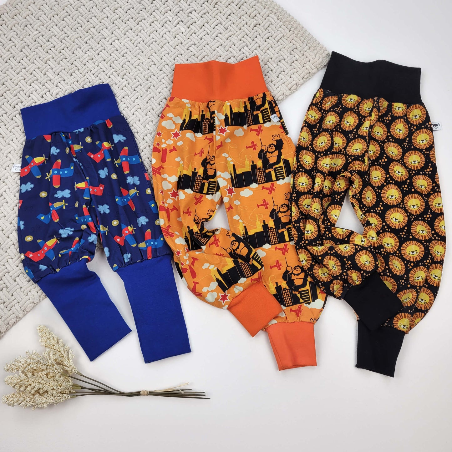 Hosen 3er Set Löwen/KingKong/Flugzeuge Gr. 74/80