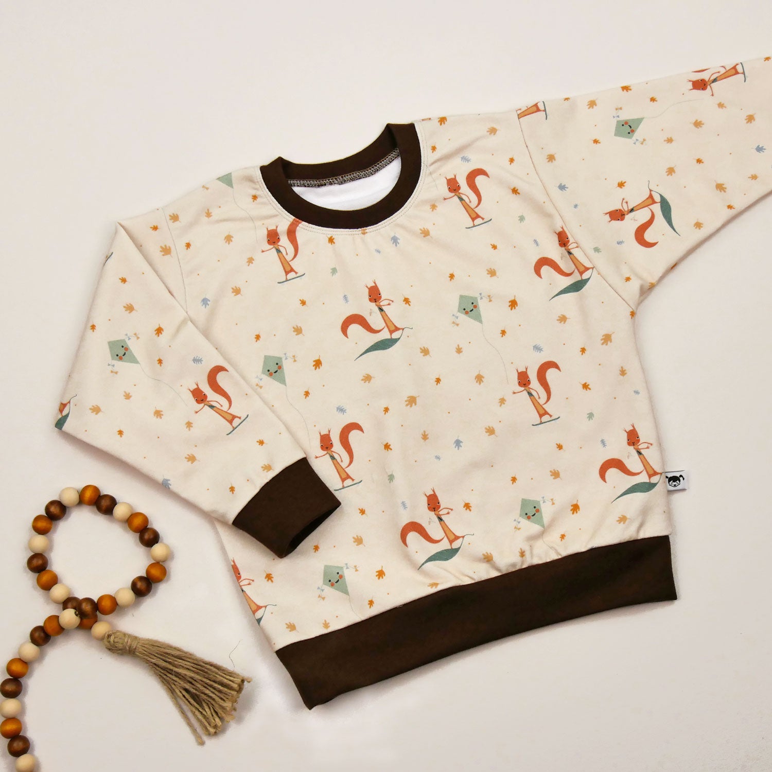 Kinder-Sweater ‚Eichenwald‘ Oversize aus Bio-Sweat mit Eichhörnchen- und Blättermotiv, braunen Bündchen