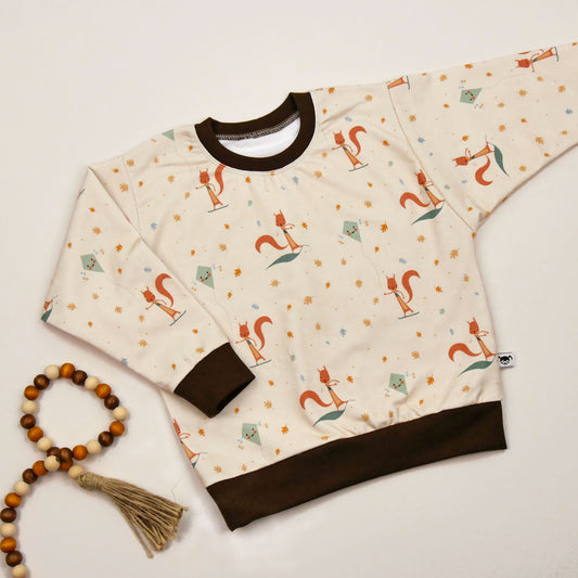 Kinder-Sweater ‚Eichenwald‘ Oversize aus Bio-Sweat mit Eichhörnchen- und Blättermotiv, braunen Bündchen