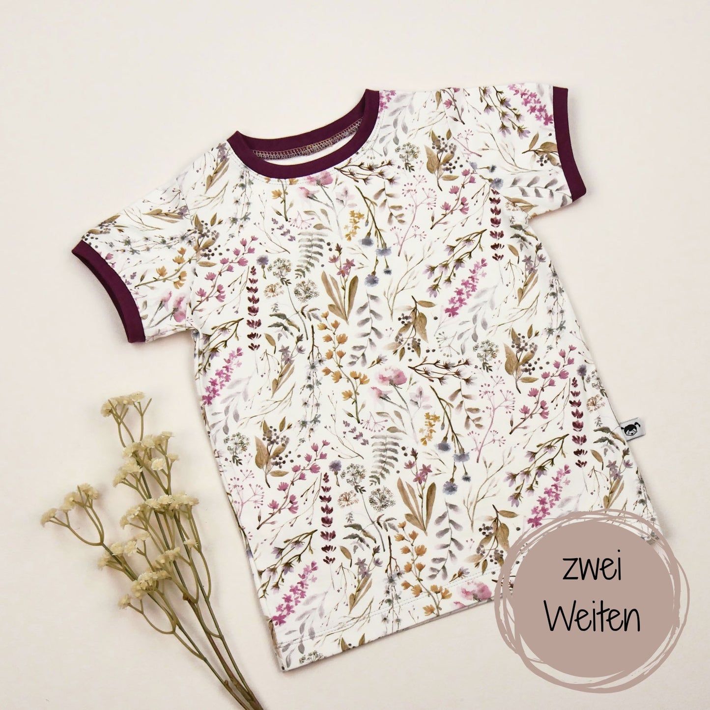 Kinder-T-Shirt mit Blumenprint aus Jersey in schmalerer Passform (auf Bild), auch in lockerer Passform erhältlich