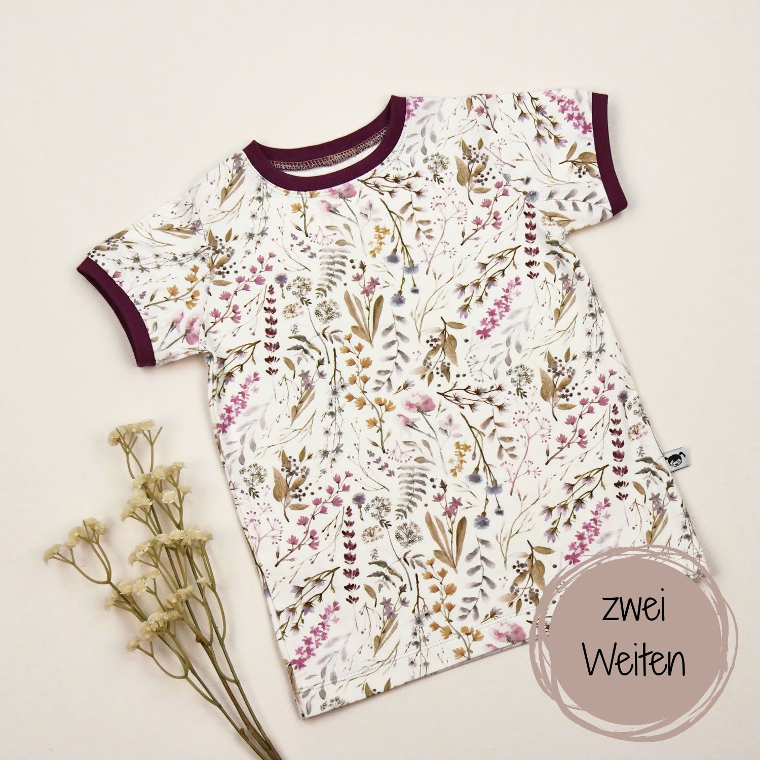 Kinder-T-Shirt mit Blumenprint aus Jersey in schmalerer Passform (auf Bild), auch in lockerer Passform erhältlich