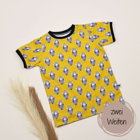 Gelbes Kinder T-Shirt „Coole Wikinger“ aus Bio-Jersey mit Wikinger-Motiv, wahlweise in schmaler oder lockerer Passform – Foto zeigt schmal.