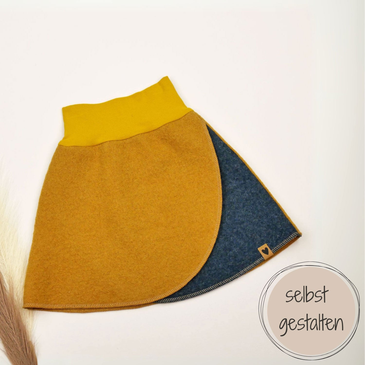 Kinderrock aus Wollwalk mit zweilagigem Vorderteil in Gelb und Blau, individuell im Konfigurator gestaltbar