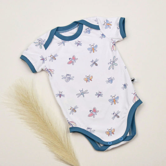 Bio-Jersey-Babybody mit Fliegetiere-Print, kurzarm, petrolfarbene Bündchen – SprossenKind