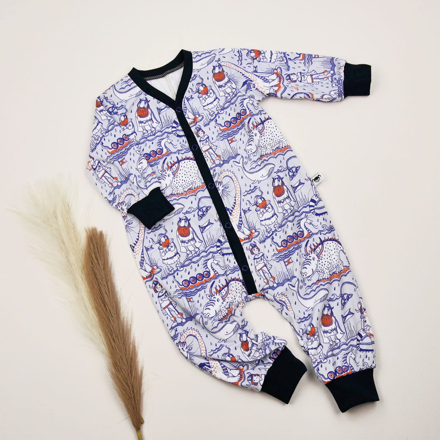 Langärmeliger Baby-Einteiler ‚Wikingerwelt‘ aus Bio-Jersey mit Wikinger- und Drachenmotiv, marine Bündchen und Druckknopfleiste