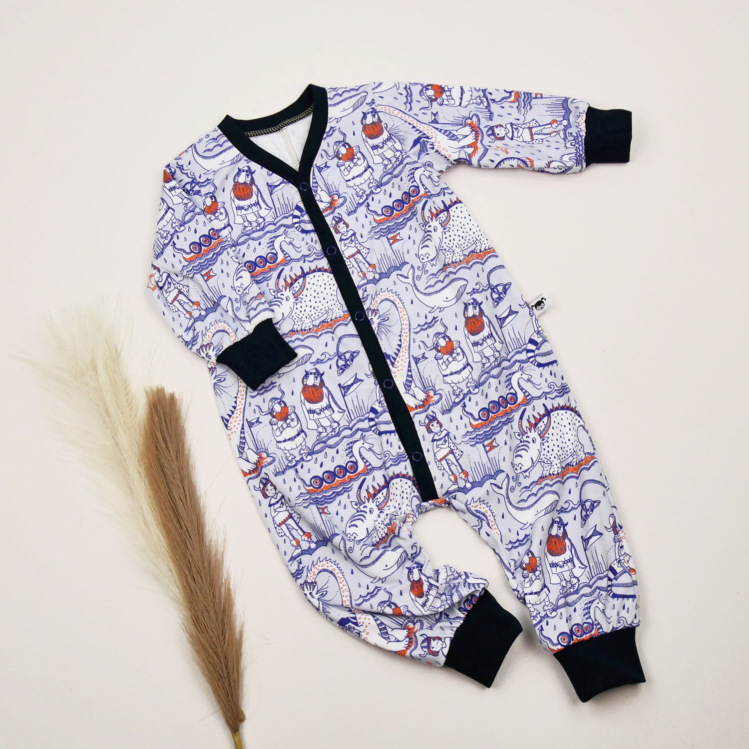 Langärmeliger Baby-Einteiler ‚Wikingerwelt‘ aus Bio-Jersey mit Wikinger- und Drachenmotiv, marine Bündchen und Druckknopfleiste