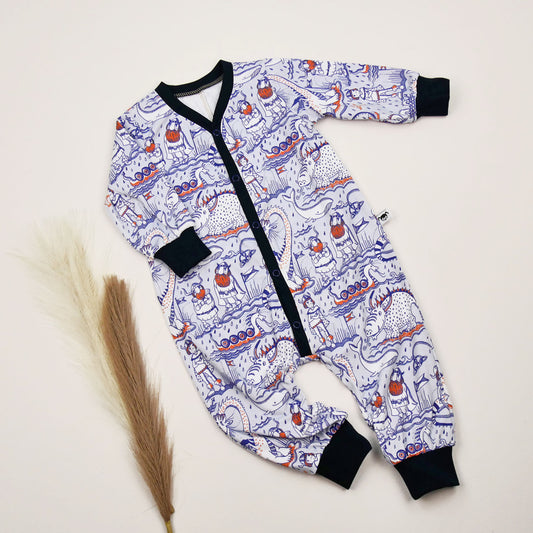 Langärmeliger Baby-Einteiler ‚Wikingerwelt‘ aus Bio-Jersey mit Wikinger- und Drachenmotiv, marine Bündchen und Druckknopfleiste