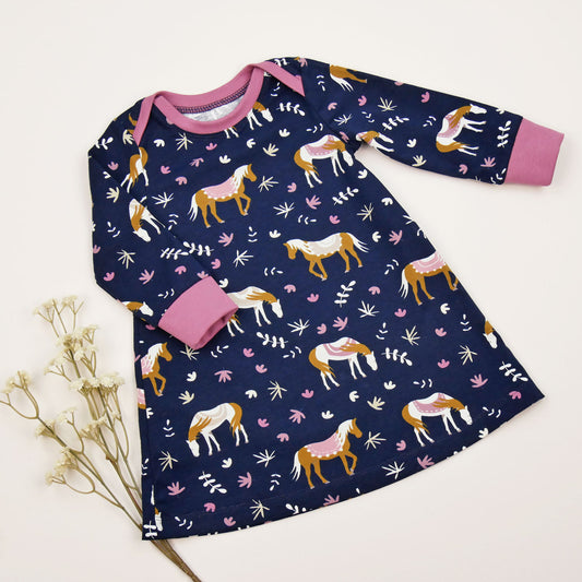 Langärmeliges Kinder-Kleid ‚Pferdeliebe‘ aus Jersey mit Pferdemuster und rosa Bündchen