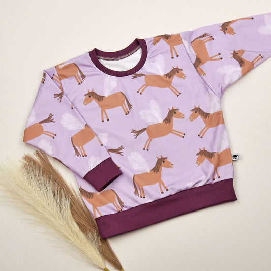 Baby-Sweater ‚Fliegepferd‘ Oversize aus Bio-Sweat mit Fliegepferd-Motiv und bordeauxfarbenen Bündchen
