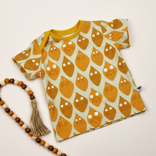 Kurzärmeliges Baby T-Shirt ‚Limonen‘ aus Bio-Jersey mit Limonenmotiv, halbseitigem amerikanischen Ausschnitt und gelbem Bündchen