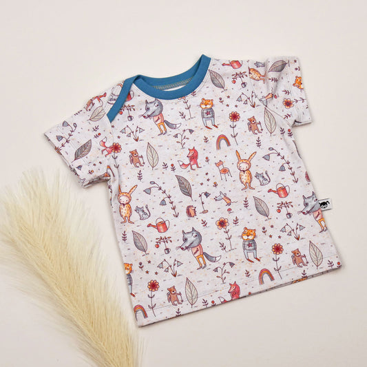 Kurzärmeliges Baby T-Shirt ‚Wolf & Friends‘ aus Bio-Jersey mit Waldtiermotiv, einseitigem amerikanischen Ausschnitt und blauem Bündchen