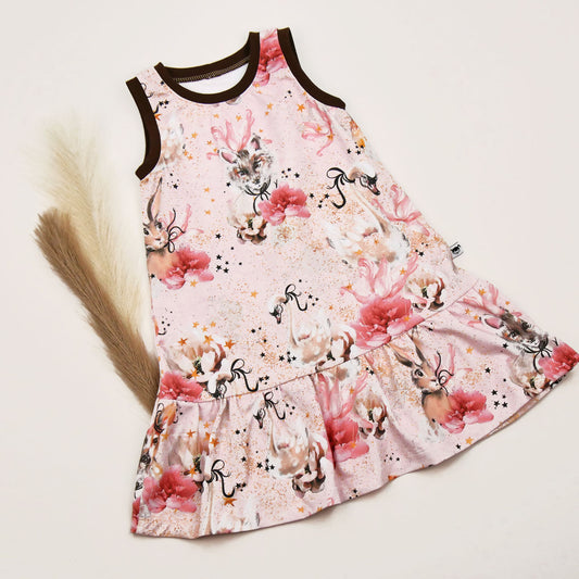 Kinderkleid „Fabeltraum“ aus rosa Bio-Jersey mit Fabeltieren, Blüten und Volant-Saum – liebevoll handgenäht von SprossenKind.