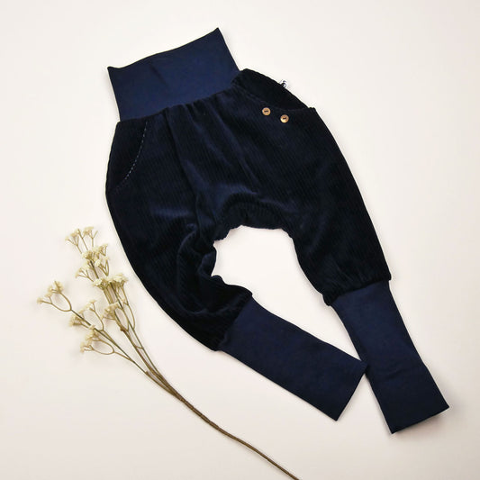 Knickerbocker „Marine“ aus Bio-Cordnicky in marineblau, weich, mitwachsend und handgefertigt

