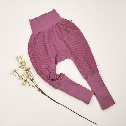 Knickerbocker „Vintage rose“ aus Bio-Cordnicky in rosa, weich, mitwachsend und handgefertigt

