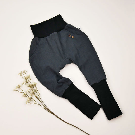 Baby-Knickerbocker „Schiefergrau“ aus stonewashed Leinen mit schwarzen Bündchen, mitwachsend und handgefertigt