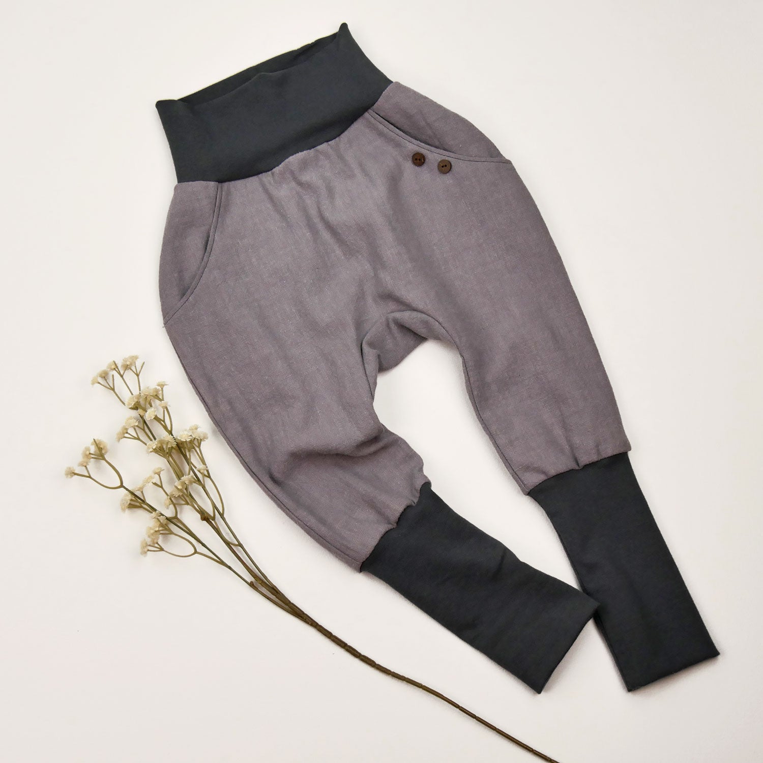 Knickerbocker „Steingrau“ aus stonewashed Leinen mit schwarzen Bündchen, mitwachsend und handgefertigt