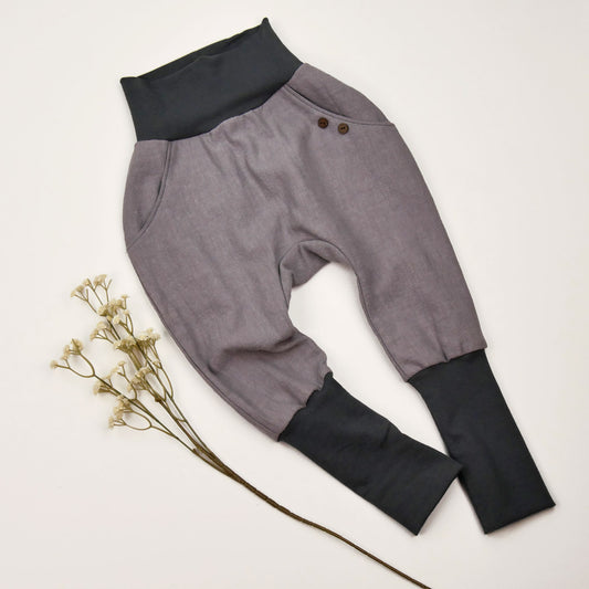 Knickerbocker „Steingrau“ aus stonewashed Leinen mit schwarzen Bündchen, mitwachsend und handgefertigt