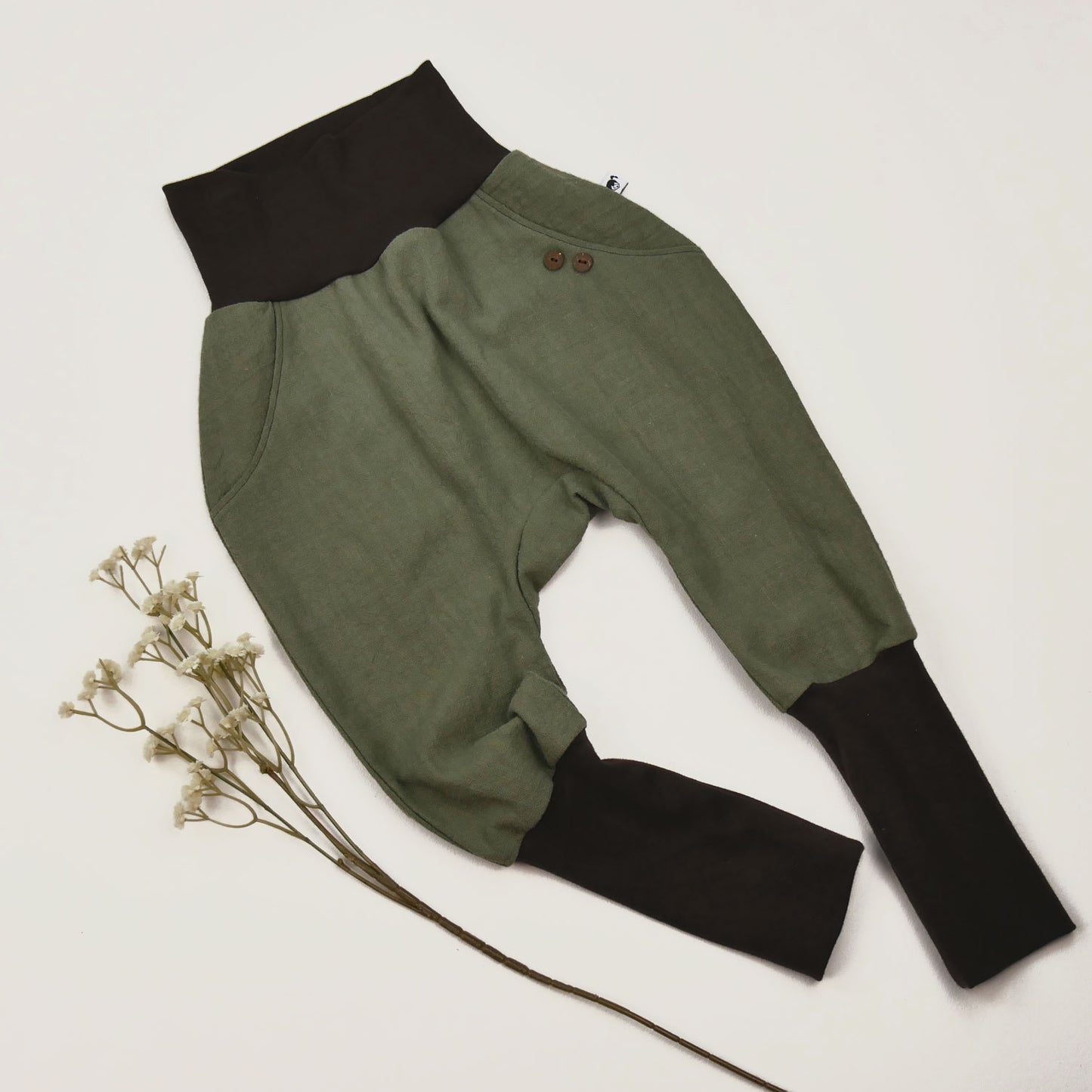 Knickerbocker „Khakigrün“ aus stonewashed Leinen mit braunen Bündchen, mitwachsend und handgefertigt