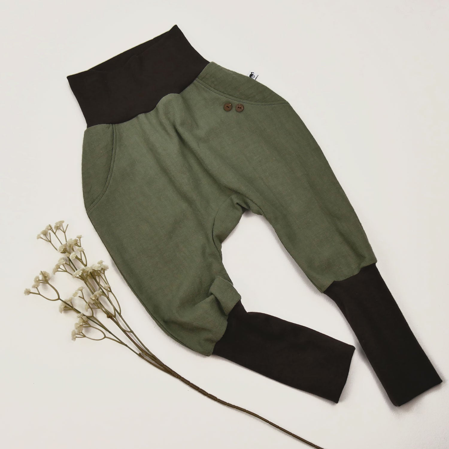 Knickerbocker „Khakigrün“ aus stonewashed Leinen mit braunen Bündchen, mitwachsend und handgefertigt