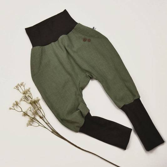 Knickerbocker „Khakigrün“ aus stonewashed Leinen mit braunen Bündchen, mitwachsend und handgefertigt