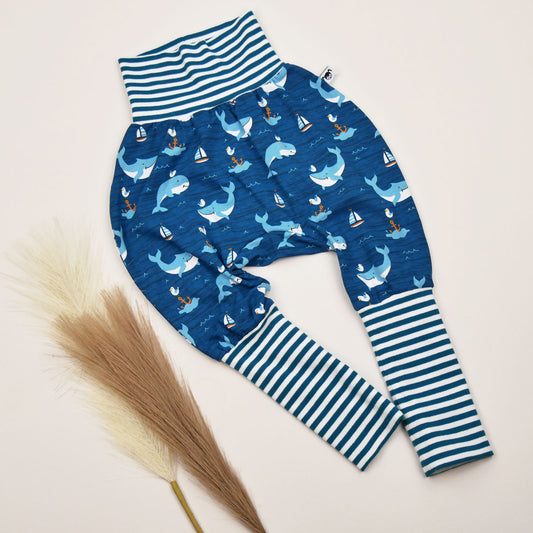 Knickerbocker „Meeresspaß“ in Blau mit weißen Ringelbündchen und maritimen Wal- und Bootsmotiven