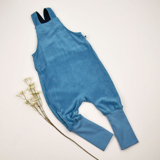 Knicker-Latzhose „Beach“ aus Cordnicky in blau, mitwachsend, mit Zwickel und handgefertigt