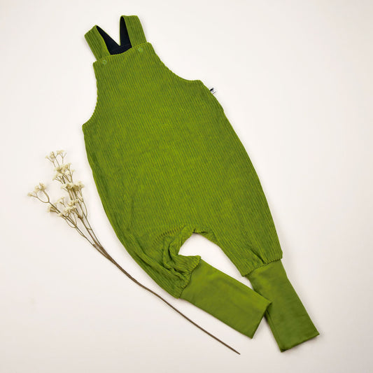 Knicker-Latzhose „Kiwi“ aus Cordnicky in grün, mitwachsend, mit Zwickel und handgefertigt