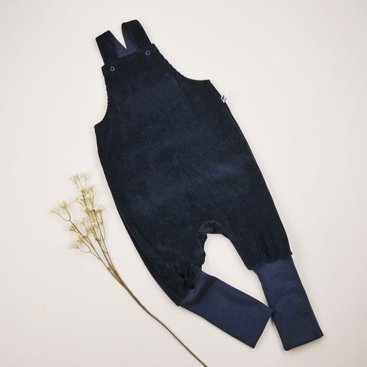 Knicker-Latzhose „Marine“ aus Cordnicky in marineblau, mitwachsend, mit Zwickel und handgefertigt