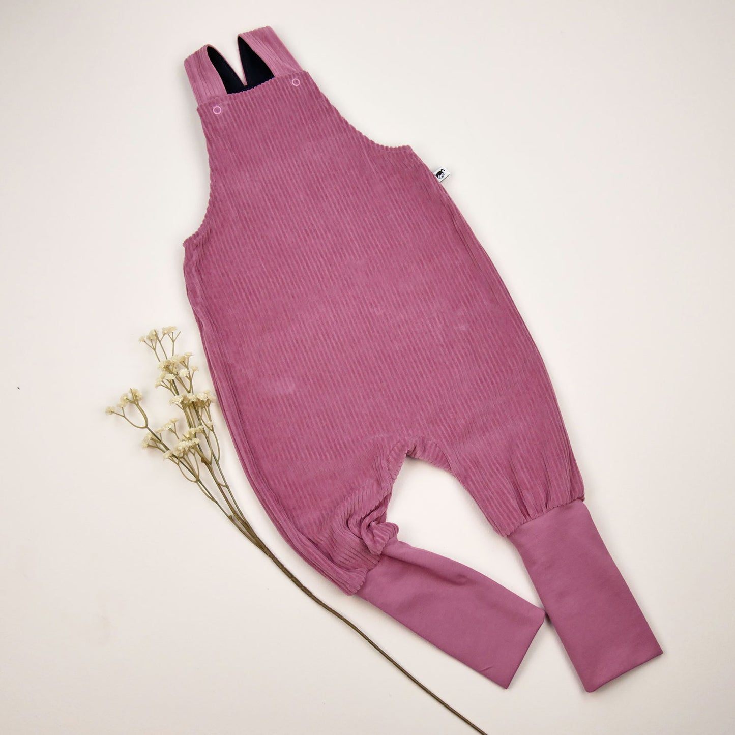 Knicker-Latzhose „Vintage rose“ aus Cordnicky in rosa, mitwachsend, mit Zwickel und handgefertigt