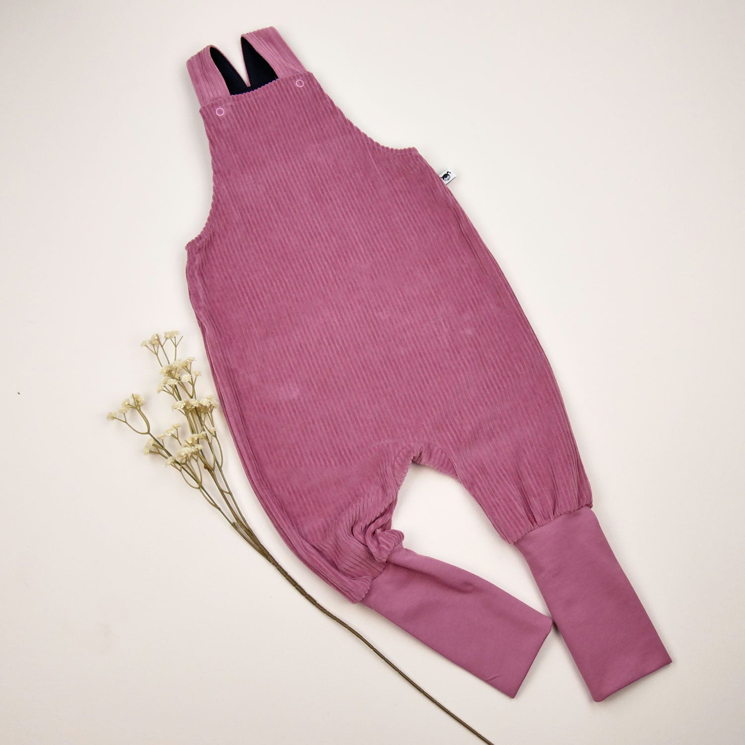 Knicker-Latzhose „Vintage rose“ aus Cordnicky in rosa, mitwachsend, mit Zwickel und handgefertigt