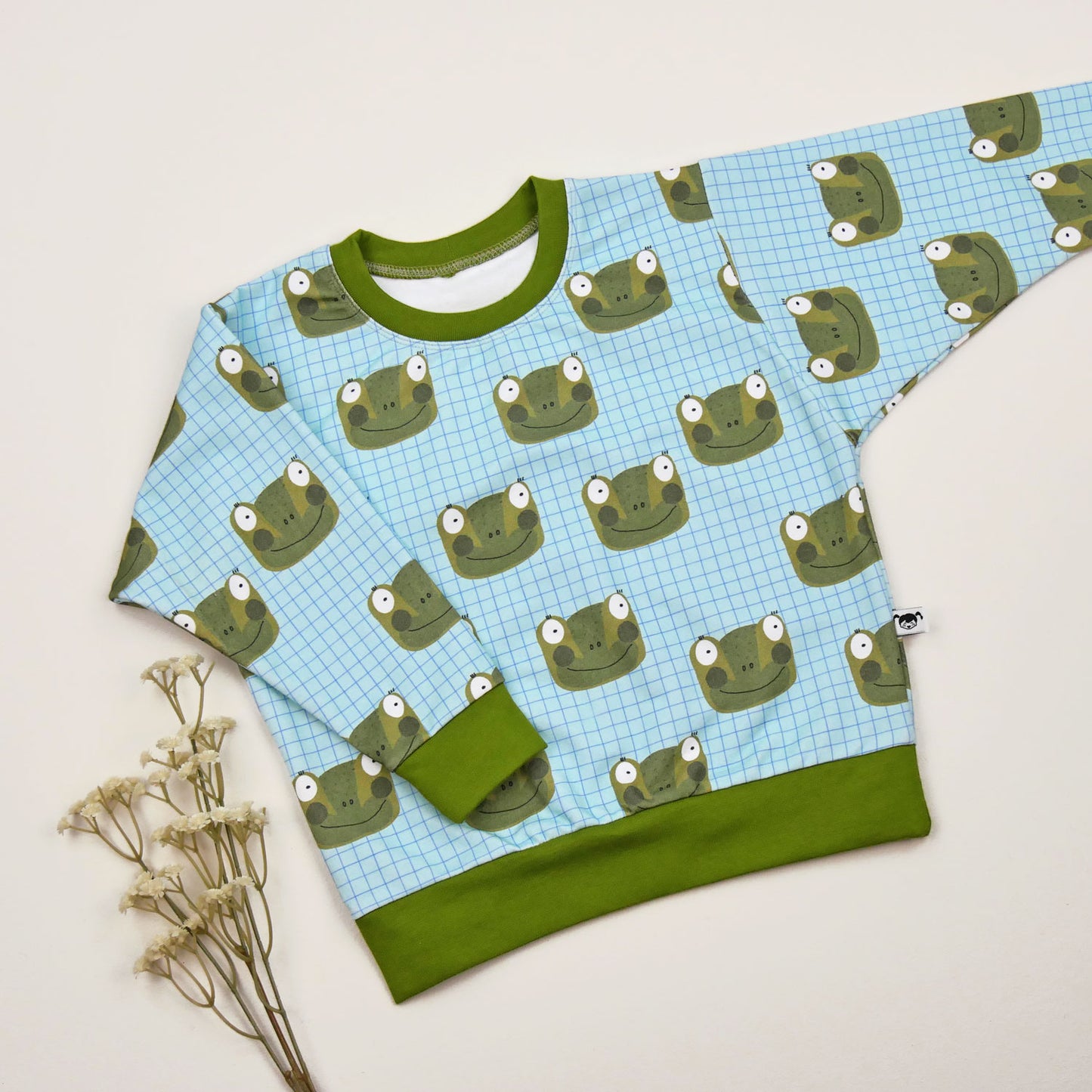 Kinder-Sweater ‚Frosch Freddy‘ aus Bio-Sommersweat mit Froschmotiv, Oversize-Passform und grünen Bündchen