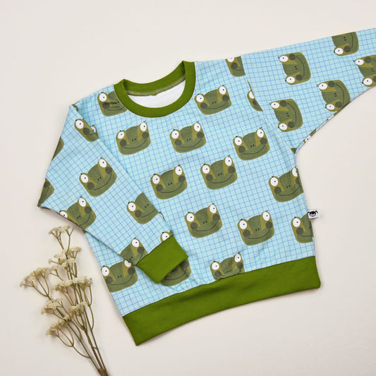Kinder-Sweater ‚Frosch Freddy‘ aus Bio-Sommersweat mit Froschmotiv, Oversize-Passform und grünen Bündchen